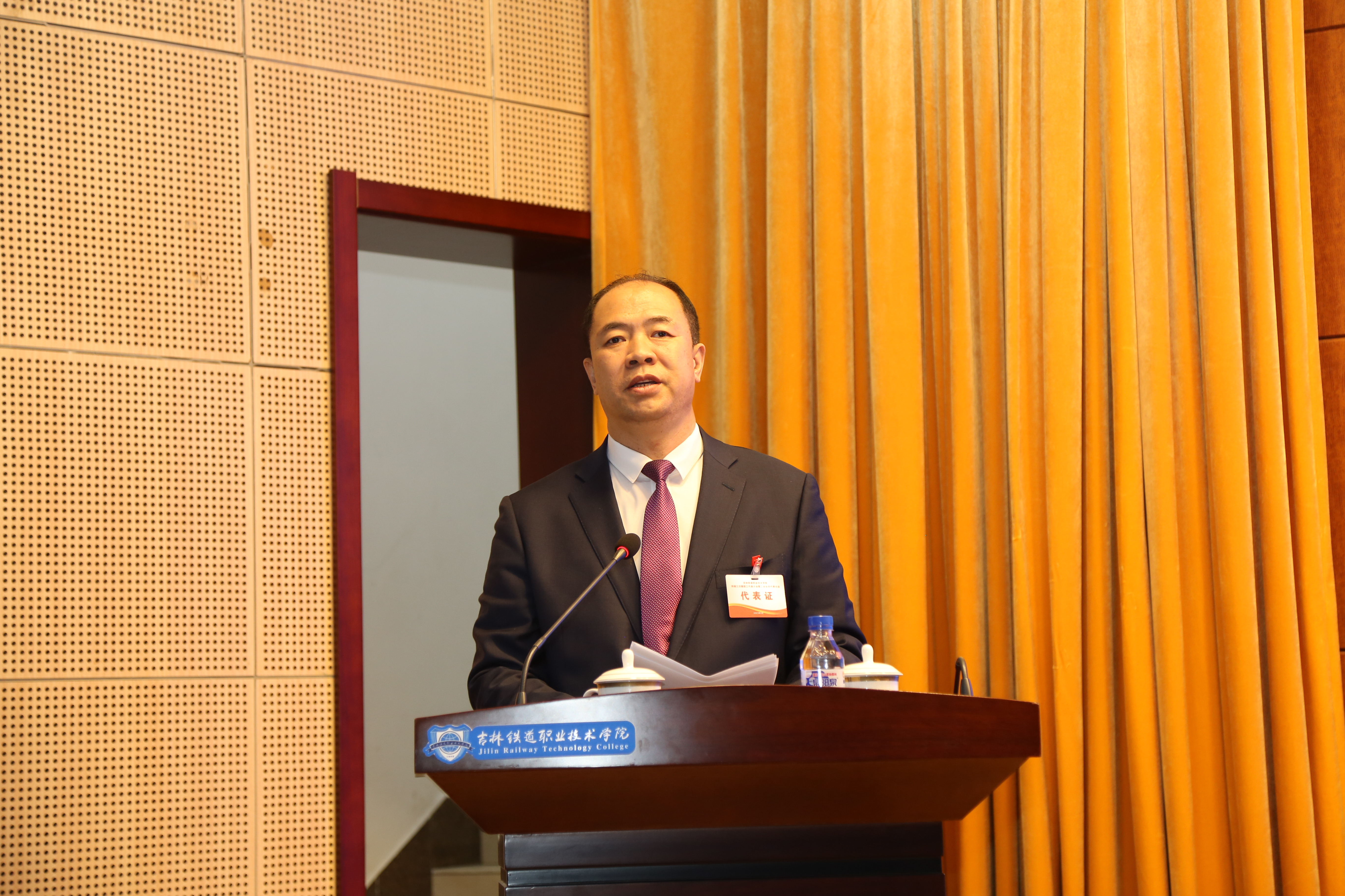 校长曹炳志作工作报告