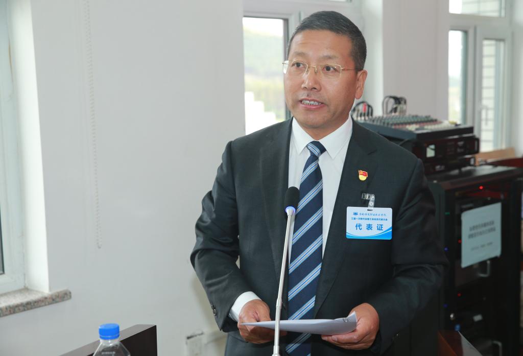 学院党委副书记徐彤宝主持第一次全体会议