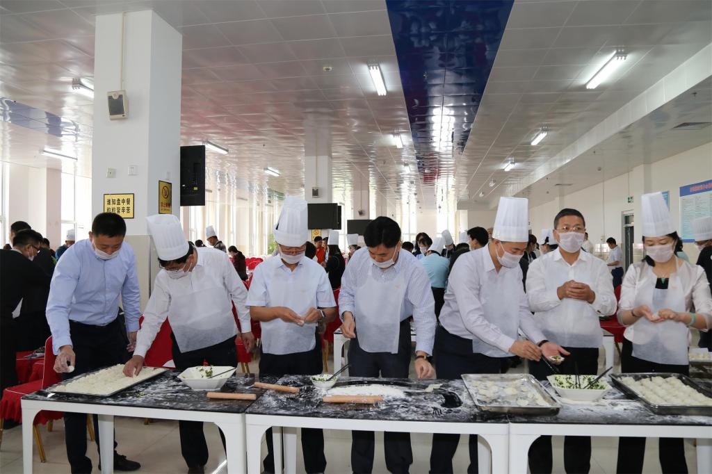 学院领导班子全体成员参加包饺子活动