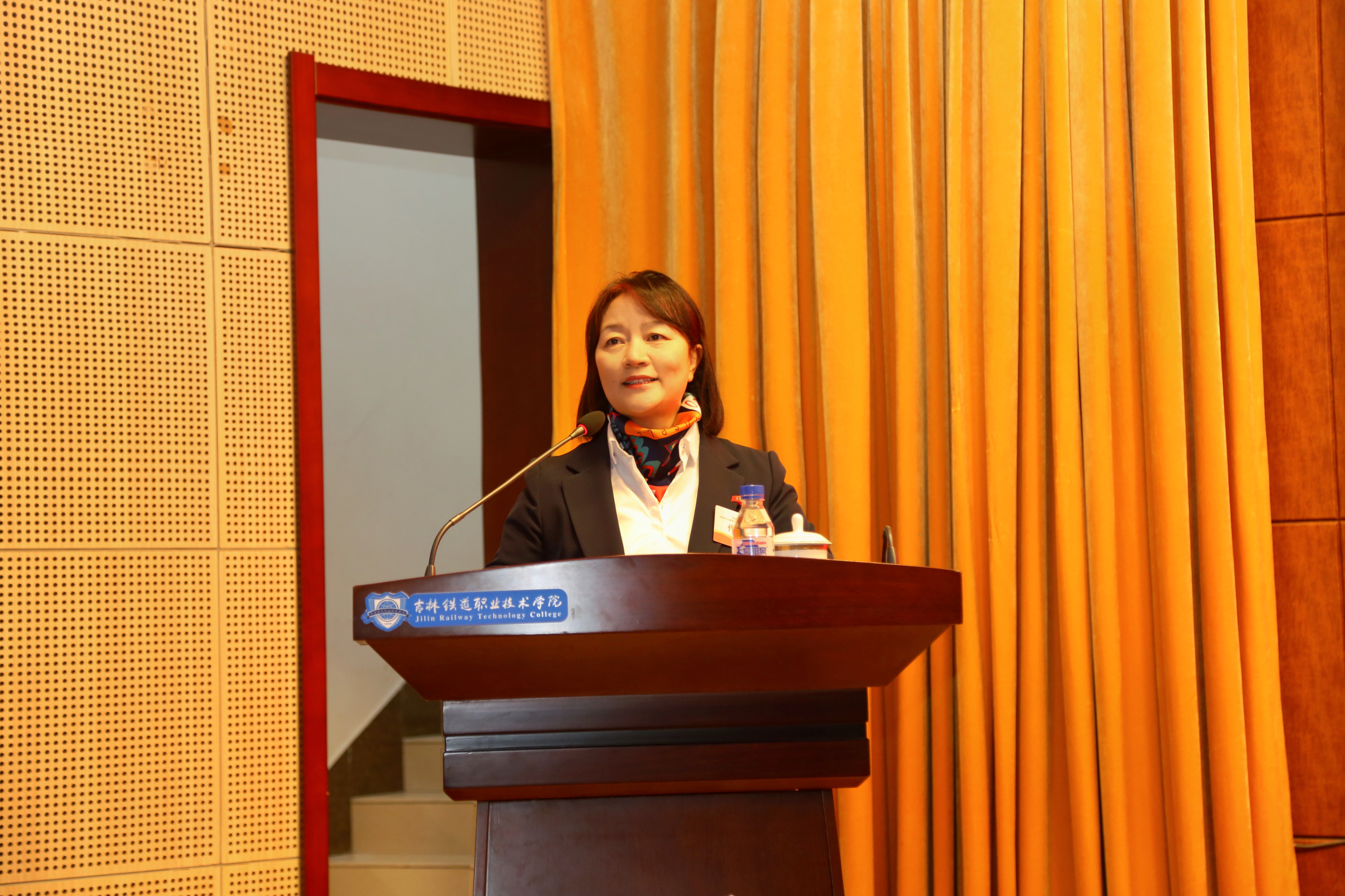 孙艳玲主持第一次全体会议