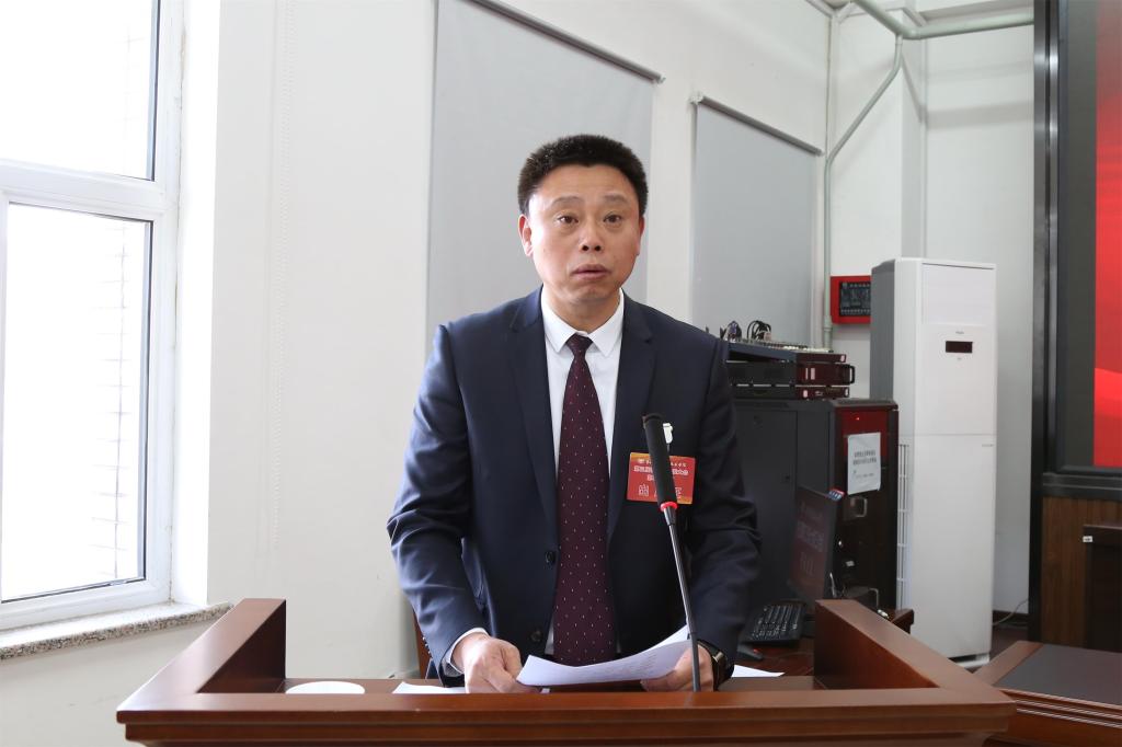 副院长李欣同志主持大会预备会议