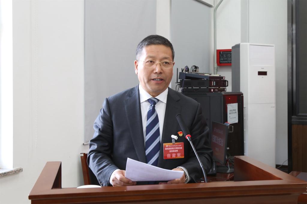 党委副书记徐彤宝同志主持第一次全体会议